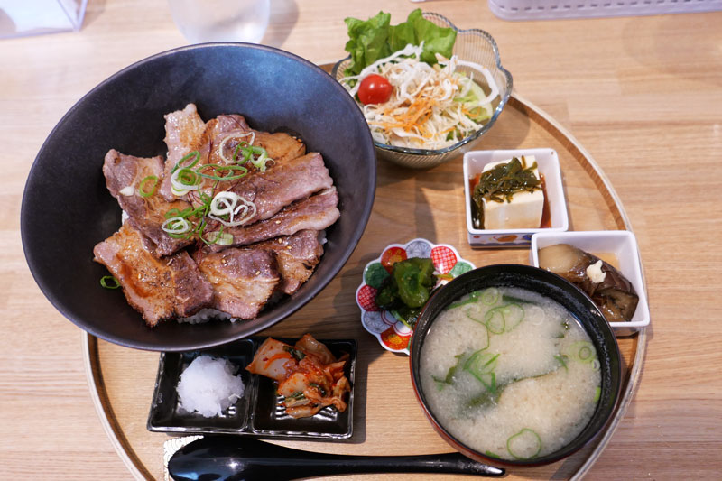 炙り牛カルビ定食