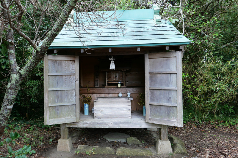 参道左の月読神社