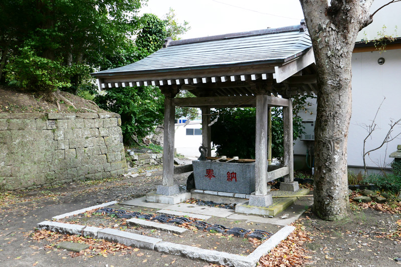 手水舎と手水石