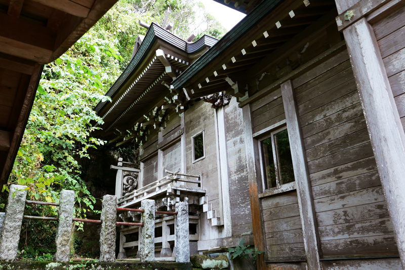 本殿左側から撮影