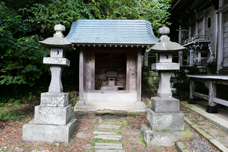 拝殿左側の八坂神社