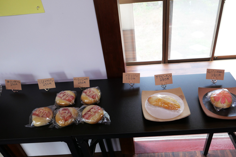 菓子パンとピザパンのコーナー