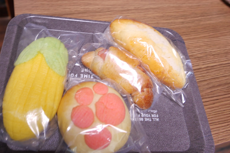 購入したパン(タガヤ)