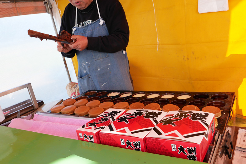 大判焼きを焼く店主