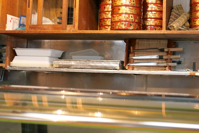 カウンター奥の包丁