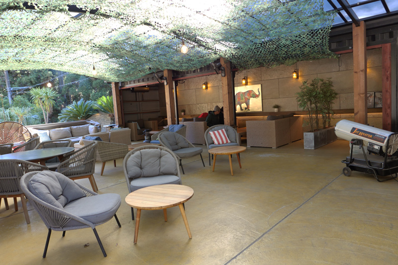 半屋外のイートインスペース