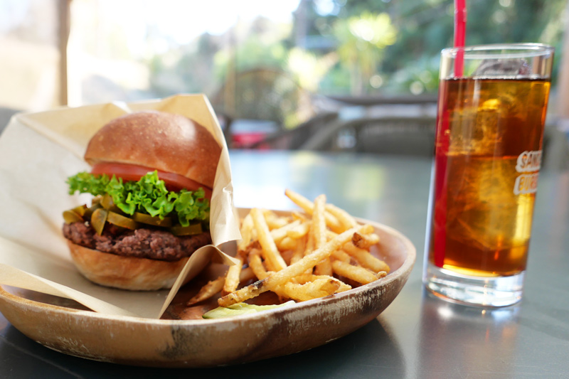 スパイシーバーガーとウーロン茶