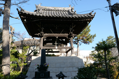 鐘楼堂と鐘楼を正面より撮影