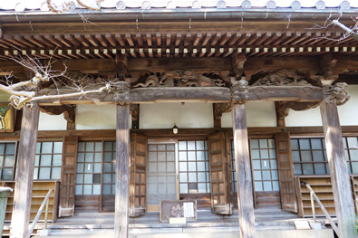 本堂向拝の龍の彫刻