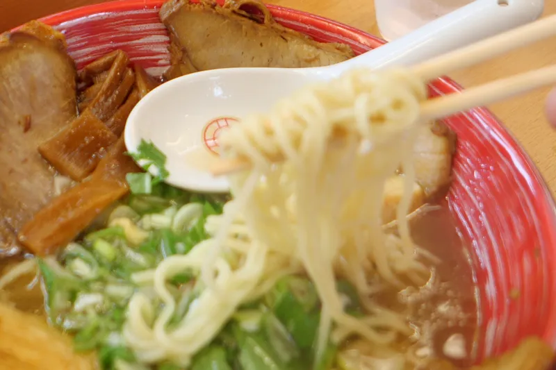吟醸W塩ラーメンの麺アップ