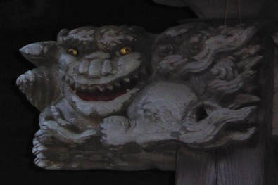 向拝の獅子（左）