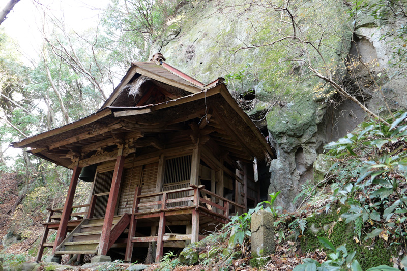 観音堂を右側から撮影