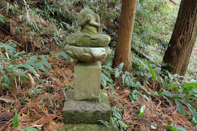 右の首が無い坐像