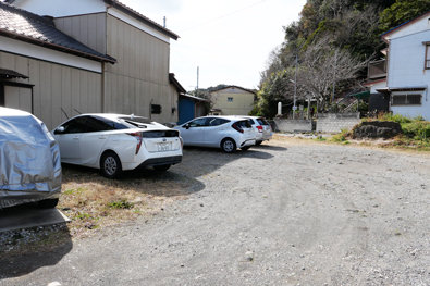 店舗裏の駐車場