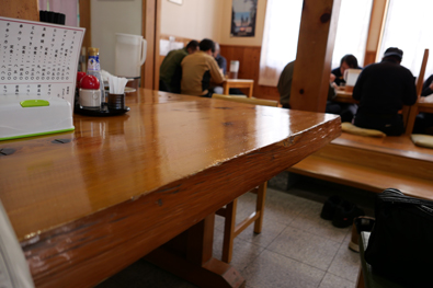 店内テーブル席と座席