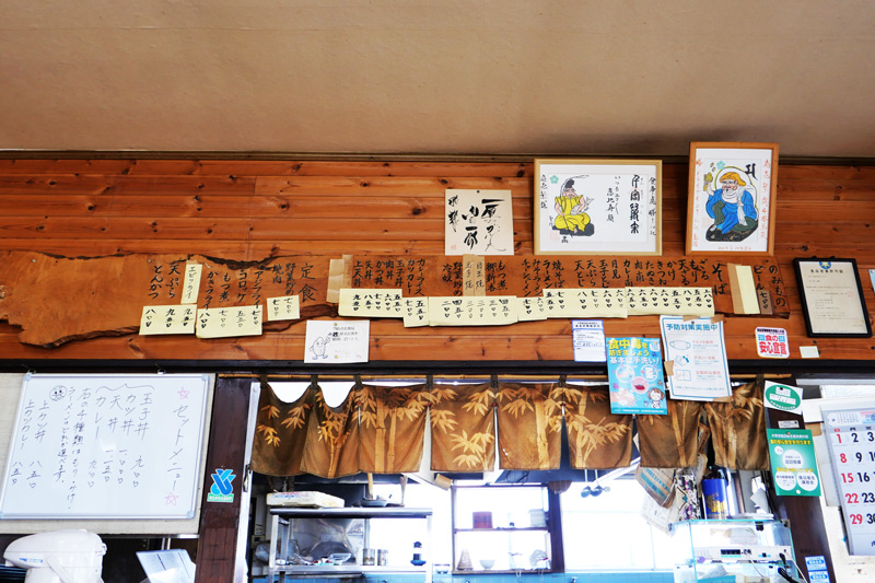 カウンターのメニュー札