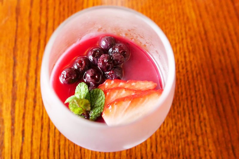 杏仁豆腐ブルーベリーソースいちごのせ