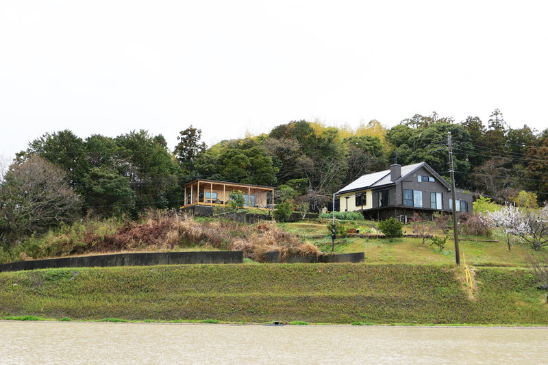 丘の上に建つ店舗