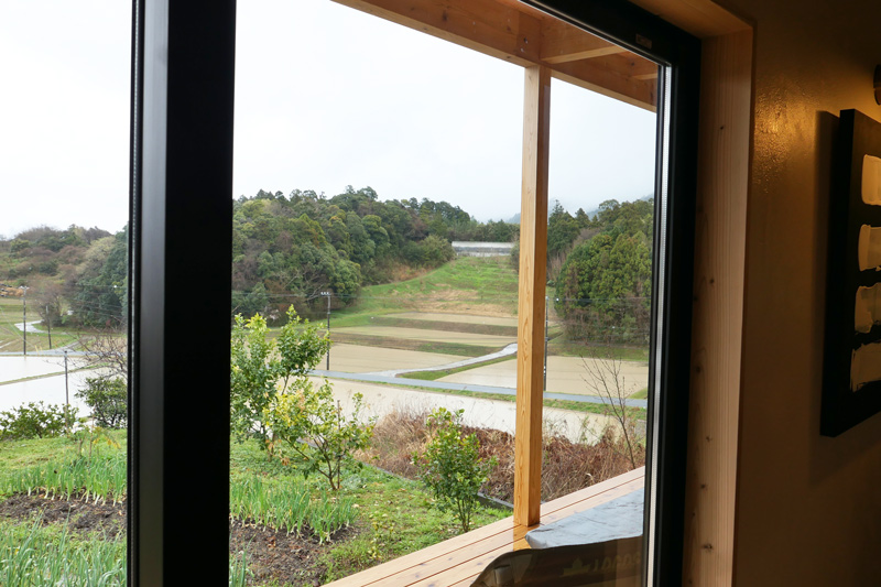 窓から見える棚田と里山