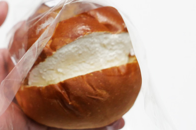 クリーム入りぶどうパン