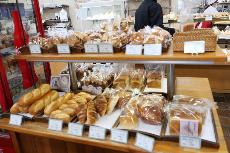 食パン、フランスパン、クロワッサンのコーナー