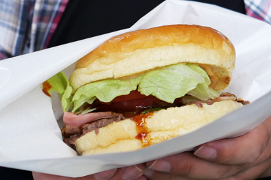 袋に入れたハンバーガー