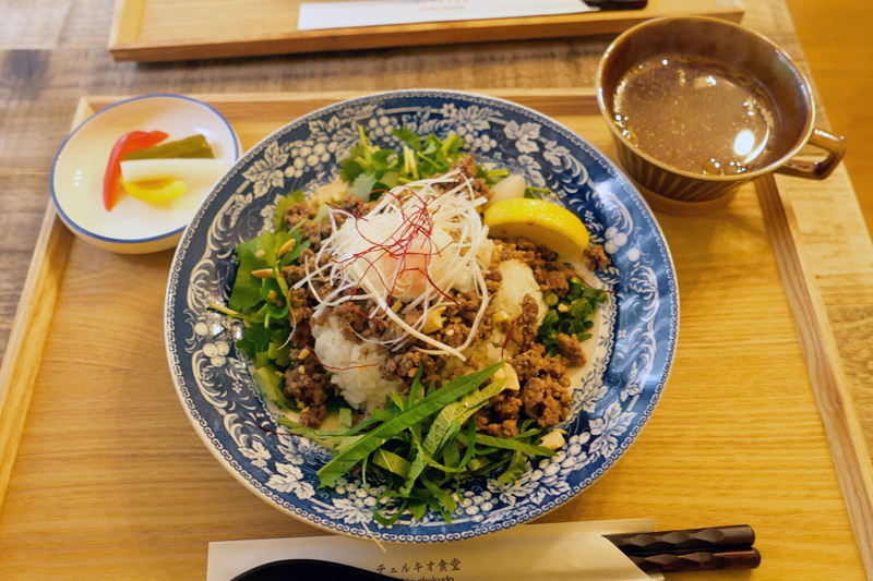 香草たっぷりエスキックカレー温玉乗せ定食