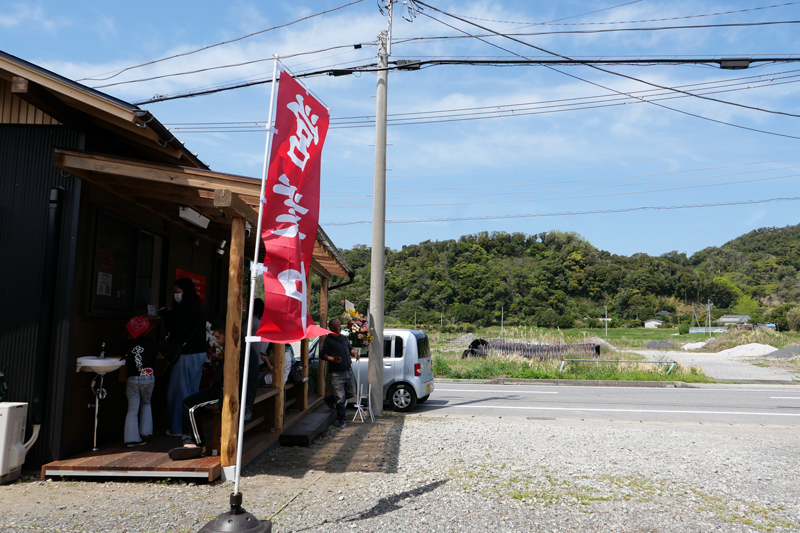 店舗に集まる人