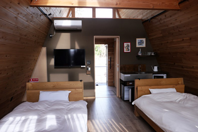 ベッド、大型ディスプレイ