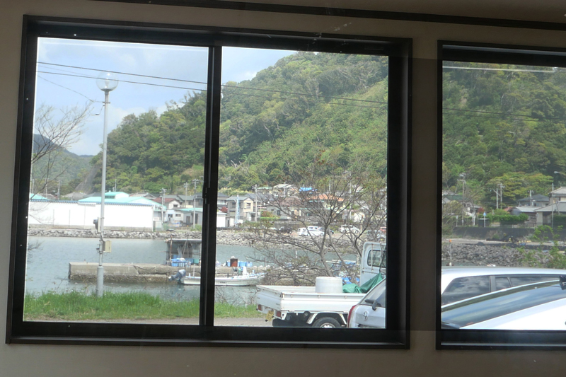 窓から見える保田漁港