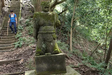 仁王像（右）