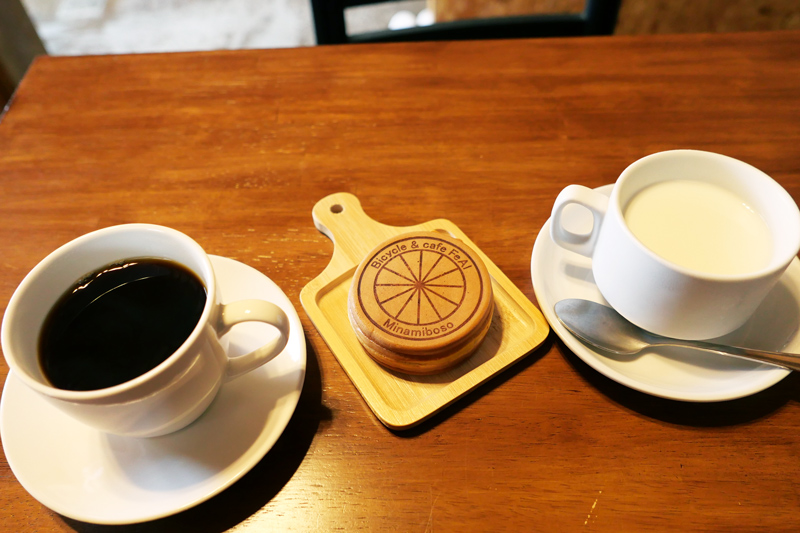 コーヒー、タイヤ焼き(桜)、気まぐれスイーツ