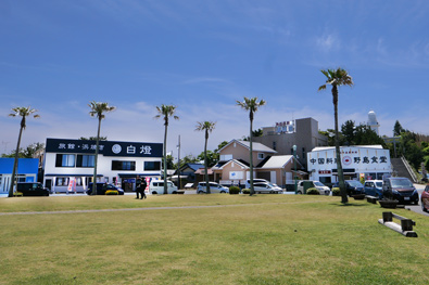 白燈の店舗と野島埼灯台