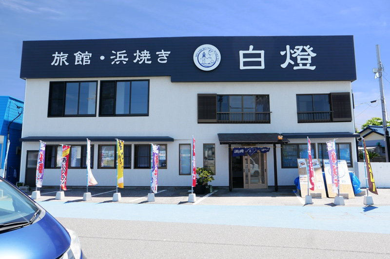 白燈の店舗外観写真
