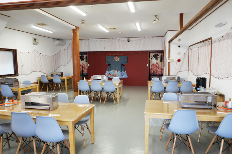 白燈の店内