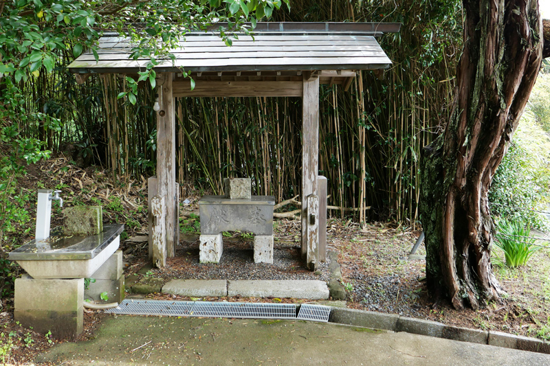 手水舎と手水石