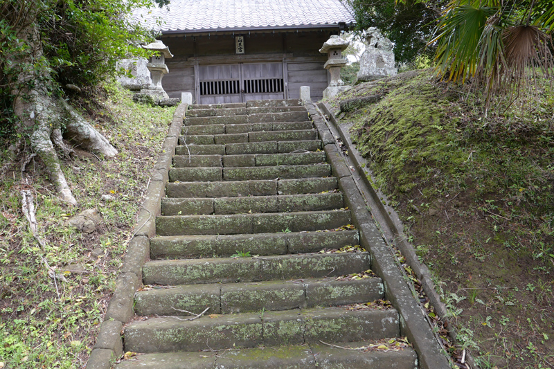 石段上の拝殿
