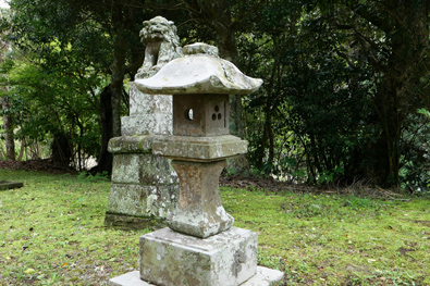 石灯籠（右）