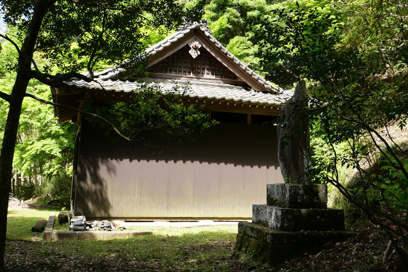 諏訪神社の拝殿と本殿