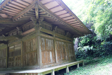 拝殿右横