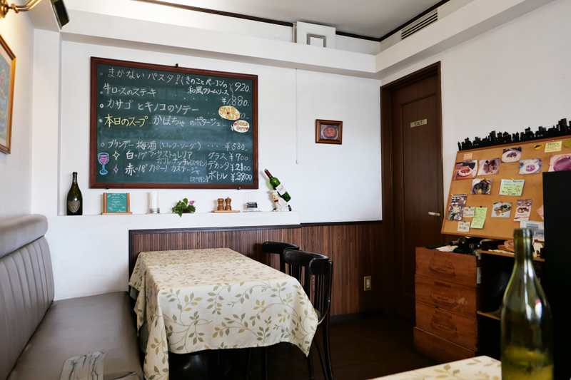 店内テーブル席