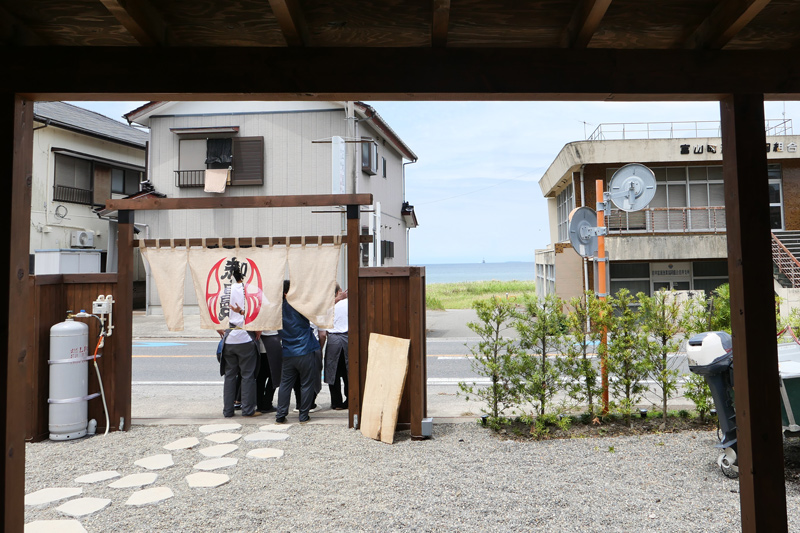 テラス席から眺める岩井海岸
