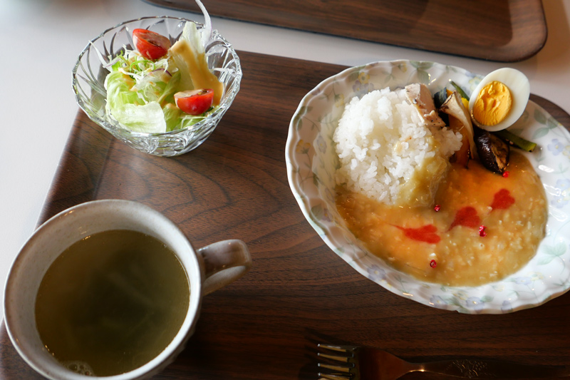 地元の野菜といちごソースを添えた白いカレー