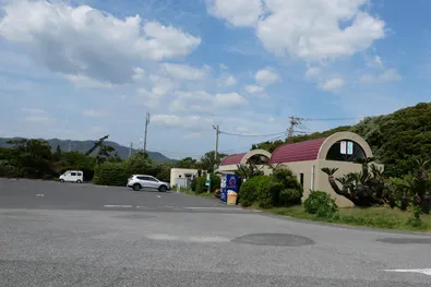 広い駐車場とトイレ