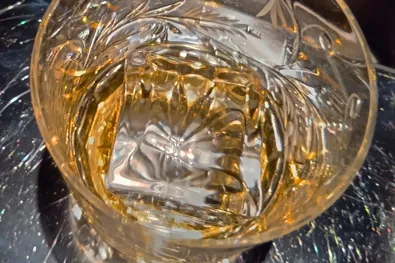曇りを取り除いてから酒を注ぐ