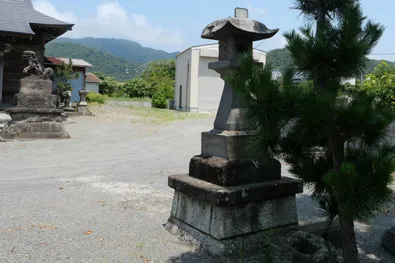 常夜灯（右）