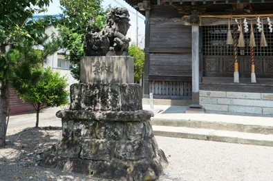 狛犬（左）