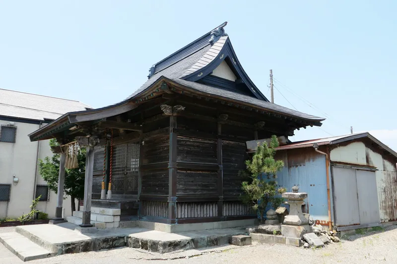 拝殿右横