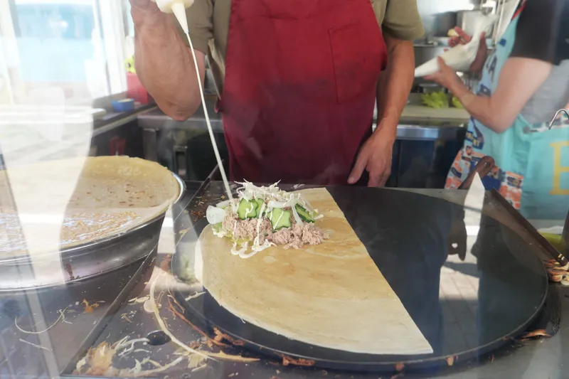 クレープを作る様子