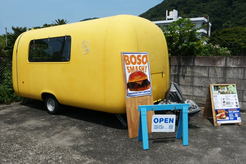 シンボルの黄色いキッチンカー